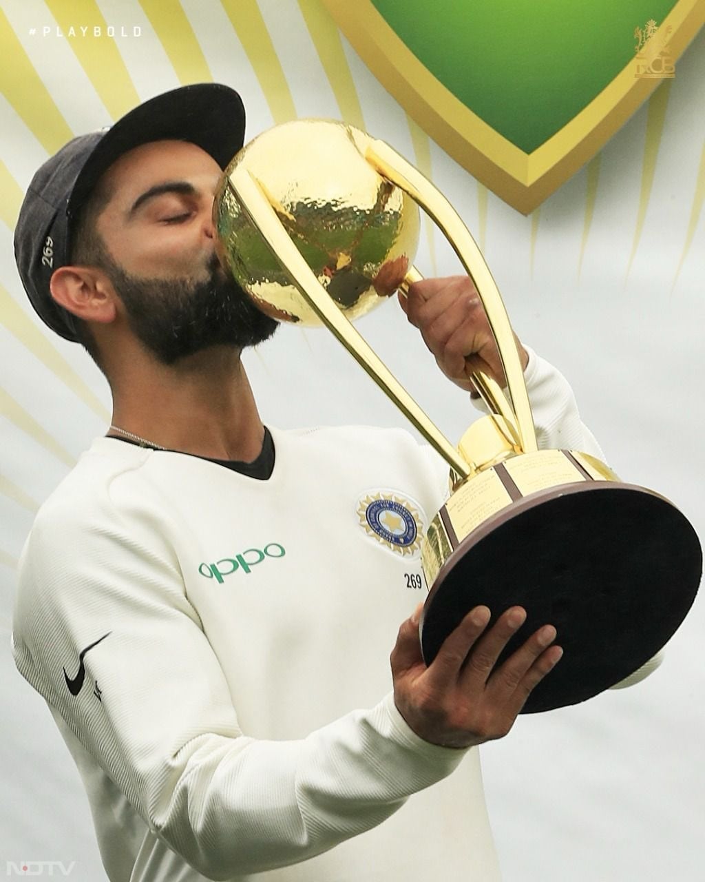आईसीसी चेयरमैन जय शाह ने कहा,"शानदार टेस्ट कैरियर के लिये बधाई विराट कोहली. टी20 क्रिकेट के उत्थान के दौर में पारंपरिक प्रारूप की लोकप्रियता बनाये रखने और अनुशासन, फिटनेस, प्रतिबद्धता के मामले में असाधारण उदाहरण प्रस्तुत करने के लिये धन्यवाद." (फोटो क्रेडिट X@RCBTweet)