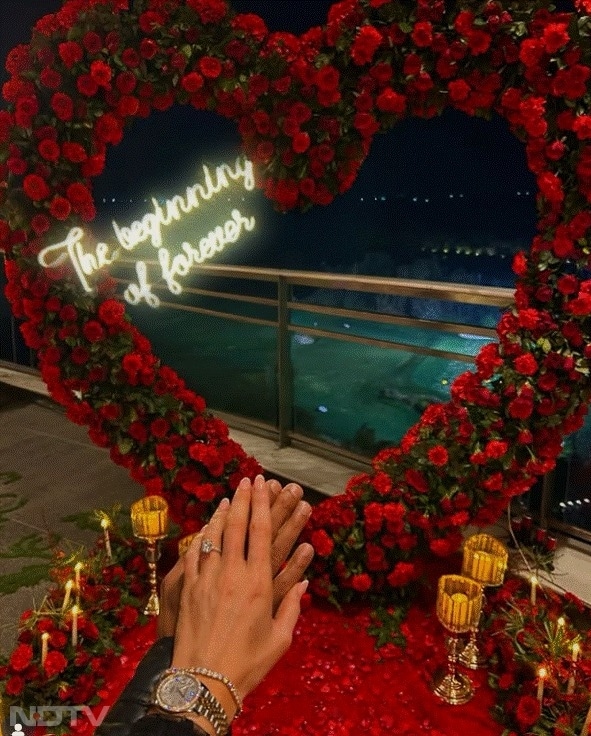 भारत के पूर्व सलामी बल्लेबाज शिखर धवन ने अपनी गर्लफ्रेंड सोफी शाइन के साथ सगाई का ऐलान किया है.