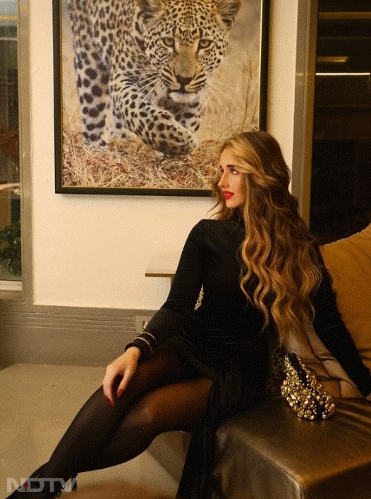 जून 2025 तक सोफी ने सोशल मीडिया पर अपने रिश्ते की आधिकारिक पुष्टि नहीं की थी. लेकिन धवन के जन्मदिन पर उन्होंने इसे सार्वजनिक किया.