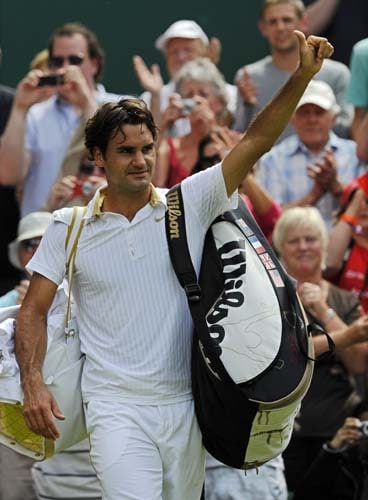 Switzerland's Roger Federer celebrates after beating Germany's Philipp Kohlschreiber during their third round match in the 2009 Wimbledon at the All England. (AFP Photo) Wimbledon Day 5