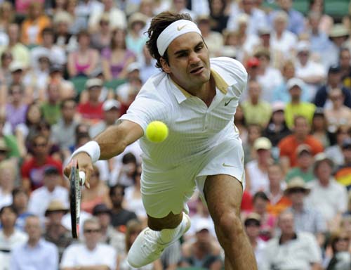 Switzerland's Roger Federer plays against Germany's Philipp Kohlschreiber during their third round match in the 2009 Wimbledon at the All England. (AFP Photo) Wimbledon Day 5