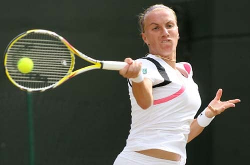 Russia's Svetlana Kuznetsova returns a ball to Germany's Sabine Lisicki during their match on Day 6 at the 2009 Wimbledon. (AFP PHOTO) Wimbledon Day 6