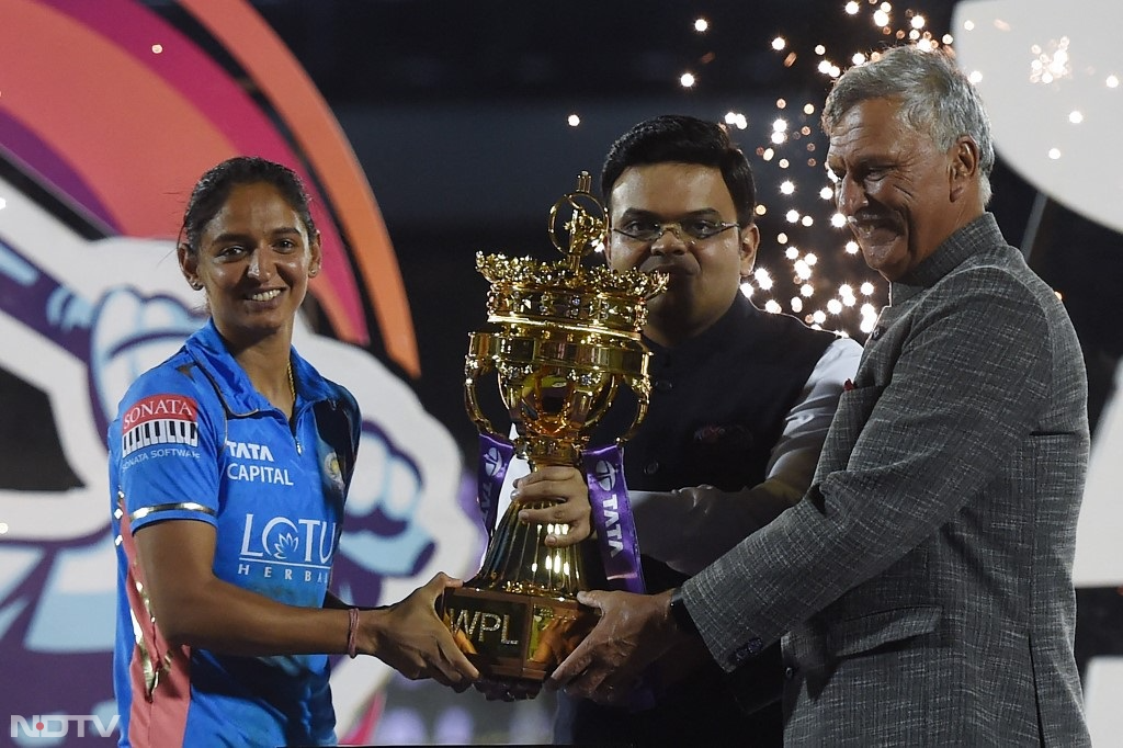 Women's Premier League: मुंबई इंडियंस की टीम बनी चैंपियन, फाइनल में दिल्ली कैपिटल्स को 7 विकेट से दी मात