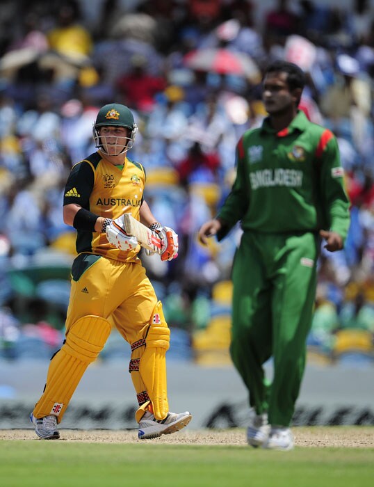 David Warner eyes a high ball as it is caught by Bangladeshi fielder Aftab Ahmed off a Shakib Al Hasan (R) ball to dismiss him during the ICC World Twenty20 Group A match between Bangladesh and Australia at the Kensington Oval. (AFP Photo) WT 20: Aus vs Ban