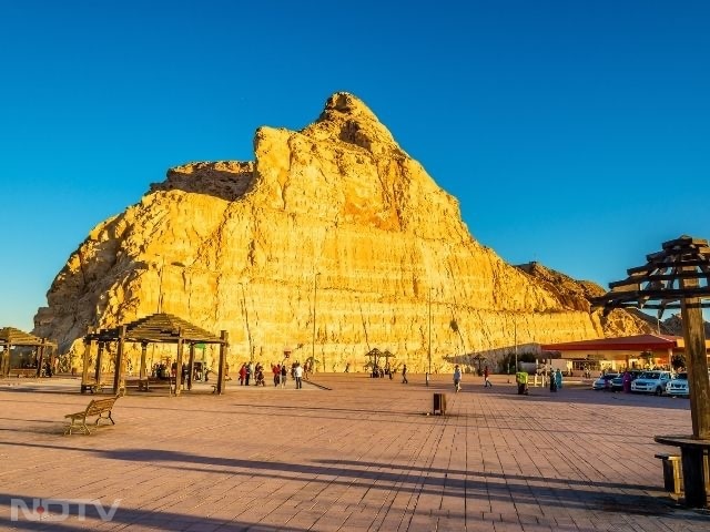 Jebel Hafit Desert Park: Discover Jebel Hafit Desert Park's natural beauty with hiking, biking, and camel rides, plus intriguing archaeological sites.