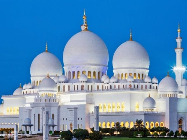 Sheikh Zayed Grand Mosque: Admire the Sheikh Zayed Grand Mosque's marble halls, gold chandeliers, and serene pools, offering spiritual and architectural wonder.
Opening Hours: 9:00 AM - 10:00 PM