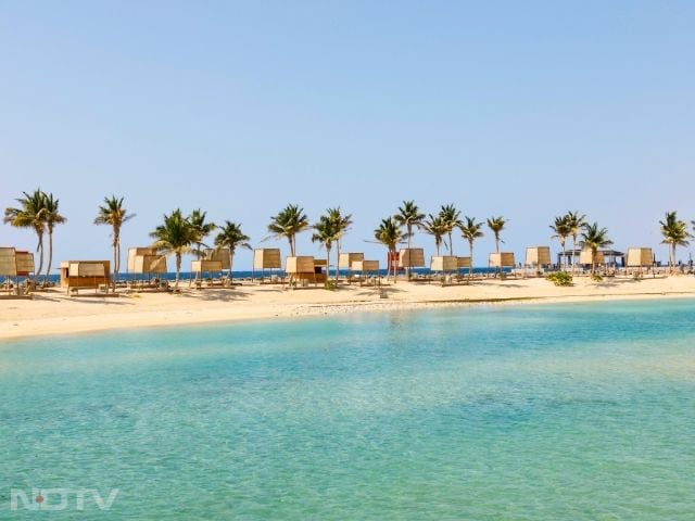 Corniche Beach: Corniche Beach boasts turquoise waters, palm-lined walkways, and gardens. Delight in snorkeling and serene seaside strolls.