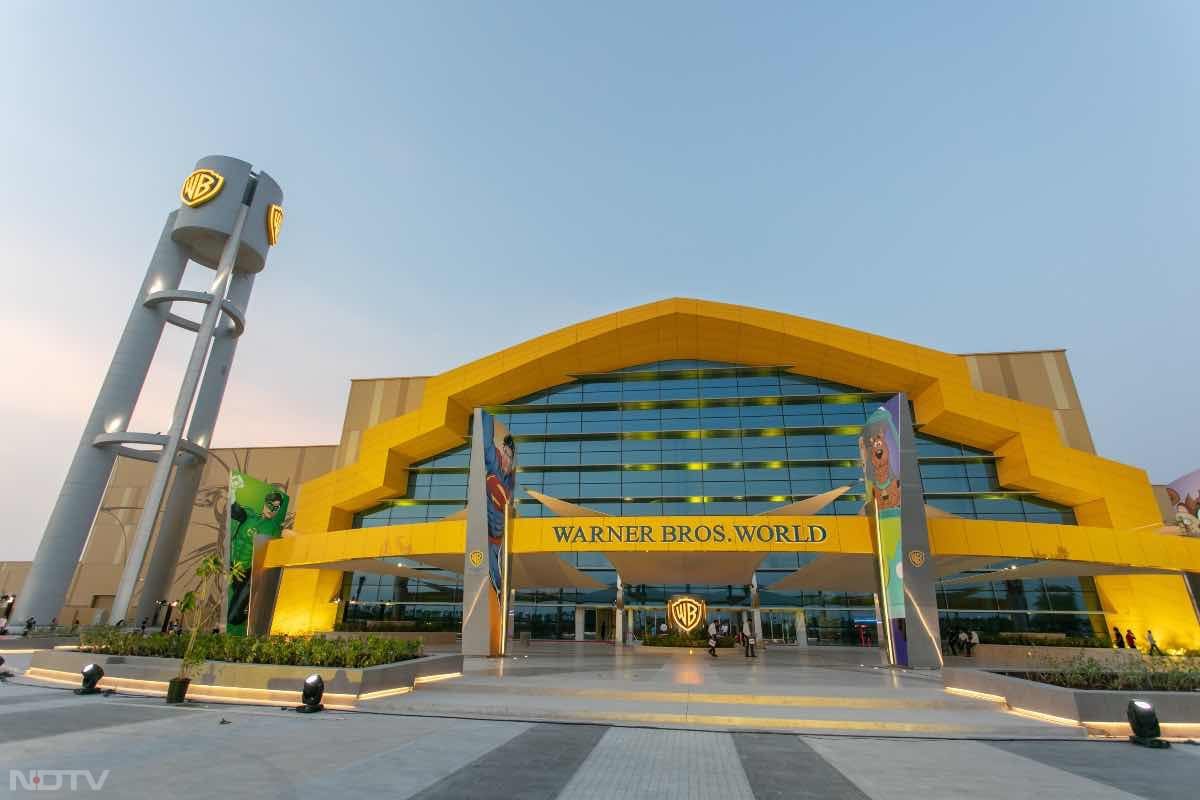 Warner Bros. World, Yas Island: Step into cinematic magic at Warner Bros. World, with rides and attractions themed after beloved Warner Bros. characters.
Opening Hours: 10:00 AM - 8:00 PM