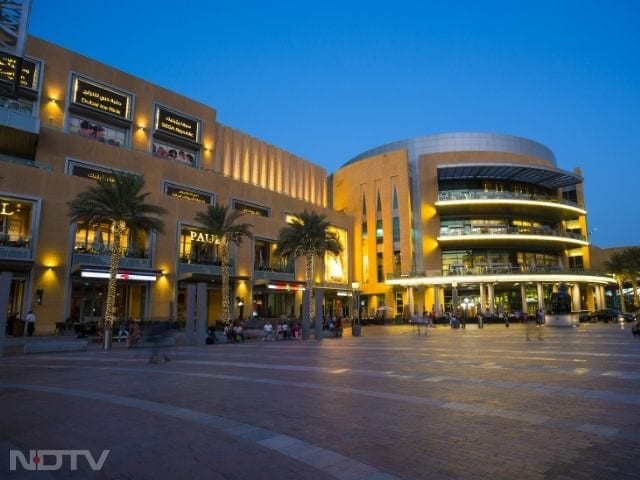 Yas Mall: Yas Mall, Abu Dhabi's largest, offers international shopping, dining, VOX Cinemas, and a family entertainment zone.
Opening Hours: 10:00 AM - 10:00 PM