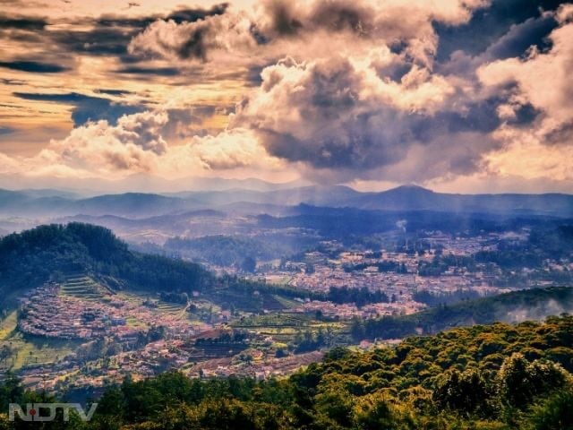 2. Ooty, Tamil Nadu
Ooty charms with its botanical gardens, colonial bungalows, and lush green hills. The Nilgiri Mountain Railway adds a vintage touch to this evergreen destination.