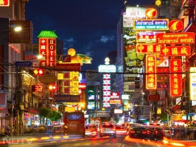 Bangkok, Thailand: Shopper's Paradise
From luxe malls to street fashion, Bangkok offers it all. Chatuchak Weekend Market, Siam Paragon, MBK Centre, and Pratunam Market are hotspots for affordable clothing, footwear, and accessories.