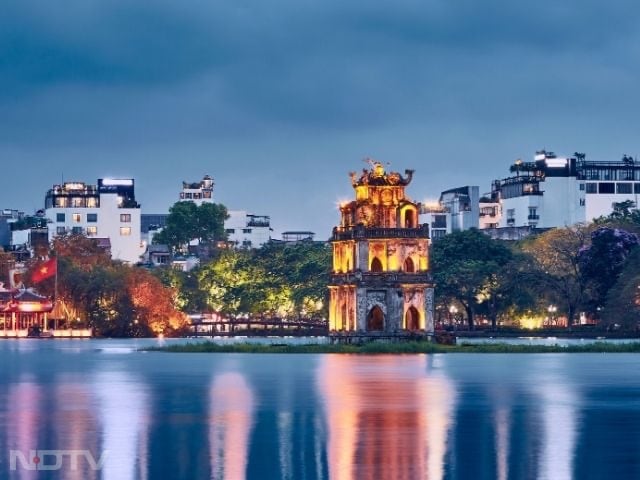 Hanoi, Vietnam: Old Quarter Charm
Hanoi is a top choice for budget shopping. The Old Quarter is brimming with markets and shops offering traditional outfits, silk products, and unique handcrafted items at affordable�prices.