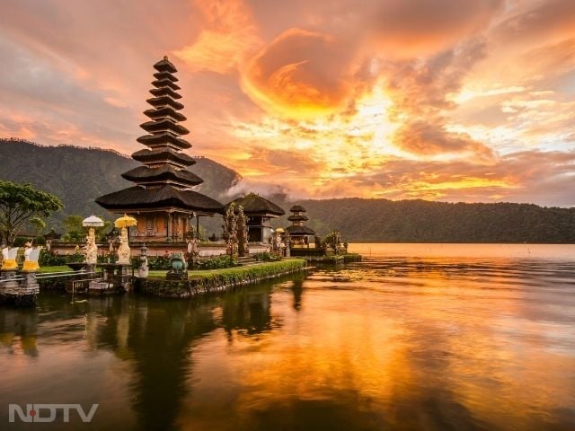 Bali, Indonesia: Souvenirs and Style
Bali draws Indian shoppers with its vibrant markets. Ubud Art Market and Seminyak Flea Market are favourites for cultural souvenirs, handmade jewellery, and colourful accessories.