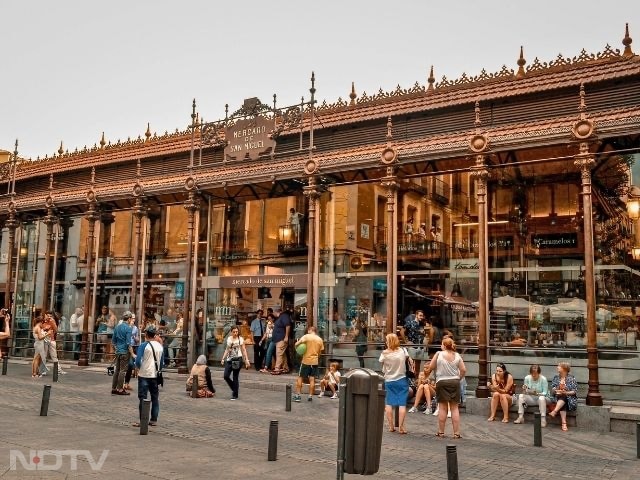 Mexico City, Mexico: Trendy and Affordable
Mexico City has a lively shopping culture. Spots like Mercado de San Miguel showcase affordable fashion, accessories, and crafts that differ from typical Asian or European markets.