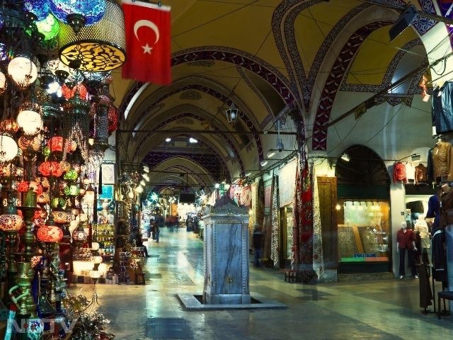 Istanbul, Turkey: Grand Bazaar Treasures
Istanbul is a mix of history and style. The Grand Bazaar offers unique souvenirs, carpets, and jewellery, while upscale malls bring global fashion labels into the city.