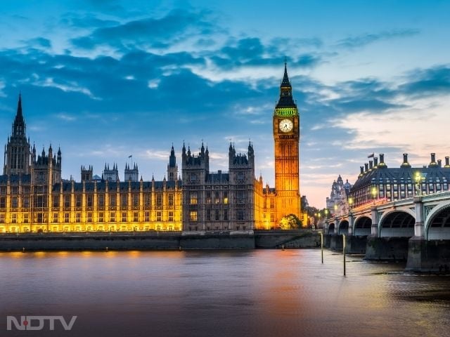 1. United Kingdom: Indian cuisine flourishes in the UK, with choices ranging from Michelin-starred restaurants to popular takeaways. Favourites like Chicken Tikka Masala stand alongside street food and vegetarian dishes.