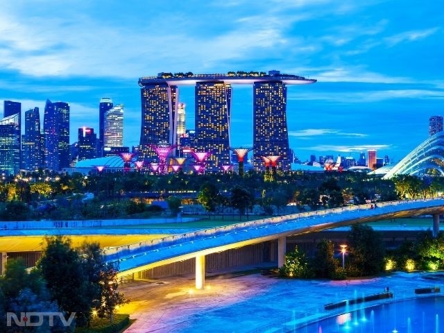 2. Singapore: Singapore's vibrant Indian community shapes its food culture. In Little India, spice markets and eateries serve biryanis and thalis, while hawker centres offer affordable meals such as idlis and dosas.