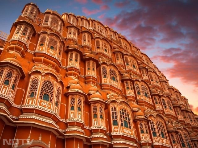Jaipur - Heritage and Festivities: Enjoy Jaipur's Navratri celebrations, kite flying, and pre-Diwali markets amid rich heritage from late September to November. Discover the Amber Fort show, bustling bazaars, and indulge in traditional Rajasthani thalis, combining culture, shopping, and heritage.