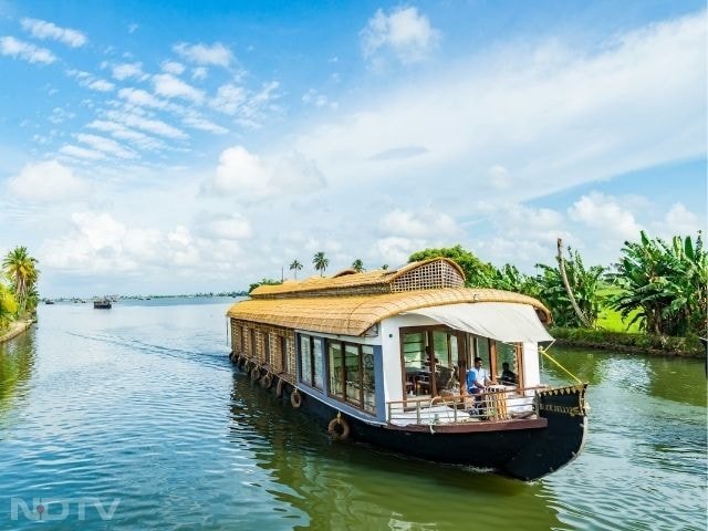 Kerala - Onam Spirit Continues: Post-Onam Kerala remains festive from mid-September onwards, with boat races, temple feasts, and lush backwaters. Enjoy Kathakali performances, explore the Alleppey backwaters, and take spice tours, offering a perfect blend of natural beauty and culture.
