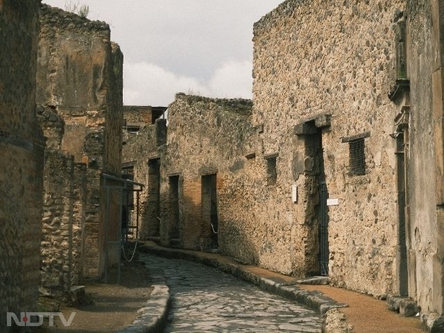 4. Pompeii, Italy
Once a bustling Roman city, Pompeii was buried after Mount Vesuvius erupted. The ash preserved streets, homes, and even residents in eerie detail.