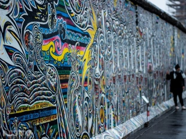 7. Berlin Wall, Germany
Built in 1961, the Berlin Wall divided East and West Berlin during the Cold War. It fell in 1989, and parts of the wall still stand as reminders of that era.