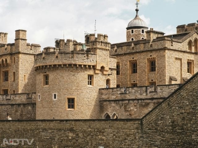 9. Tower of London, England
Built by William the Conqueror, this historic fortress was once a royal palace and prison. It is among the most iconic castles in Europe today.