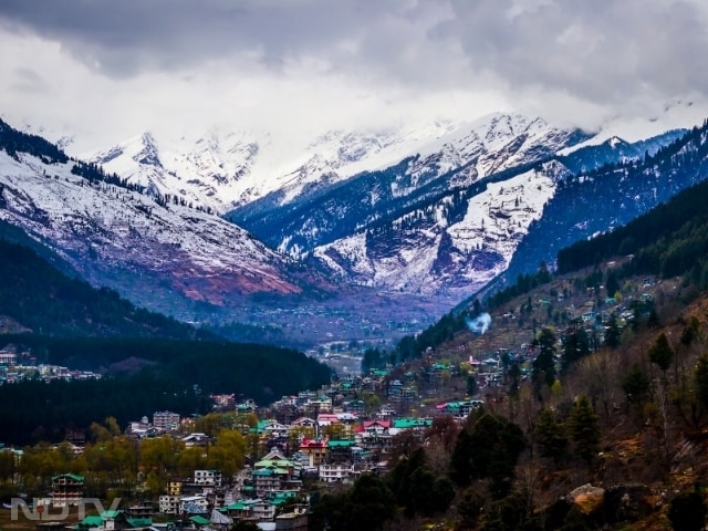 2. Manali, Himachal Pradesh: With a reputation for being a backpacking centre and a honeymoon destination, Manali gives you views of a serene landscape over the Beas River, and the sight of the Dhauladhar range.