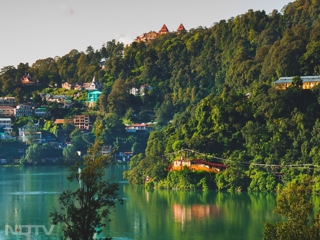 4. Nainital, Uttarakhand: Situated in the Kumaon Region of Uttarakhand, Nainital is surrounded by seven peaks and offers incredible viewpoints and some breathtaking scenery.