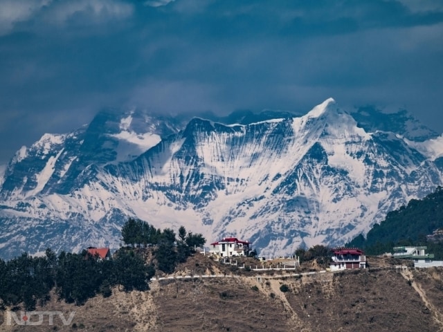 6. Almora, Uttarakhand: Situated on a horse saddle-shaped hillock, Almora offers stunning views of the Himalayas, including peaks like Nanda Devi, Chaukhamba, and Trishul. The Kasar-Devi Temple is known for its spiritual atmosphere and scenic views