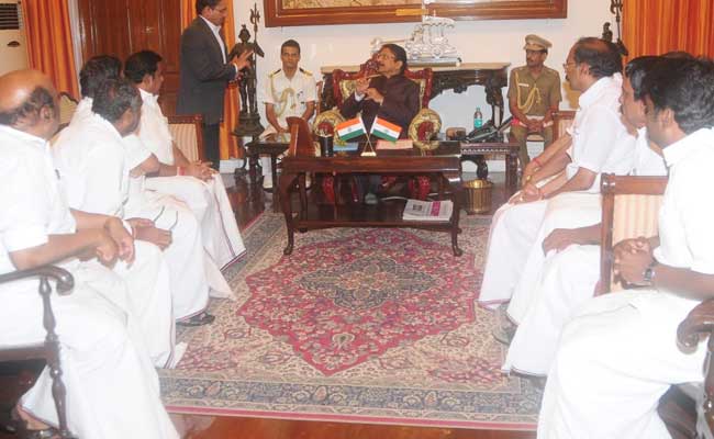 Expect Invitation To Form Government Today, Says Team Sasikala: 10 Facts