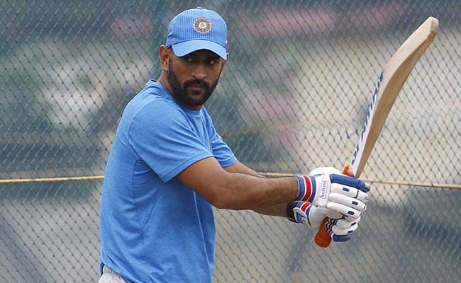 महेंद्र सिंह धोनी ने भारतीय वन-डे और टी-20 टीम की कप्तानी छोड़ी, BCCI को दी सूचना