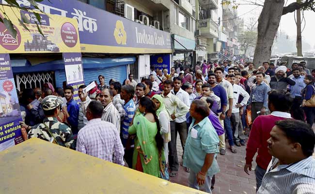 बैंक, ATM के बाहर लोगों की कतारें हुईं और लंबी, लोगों में अफरा-तफरी और गुस्से का माहौल