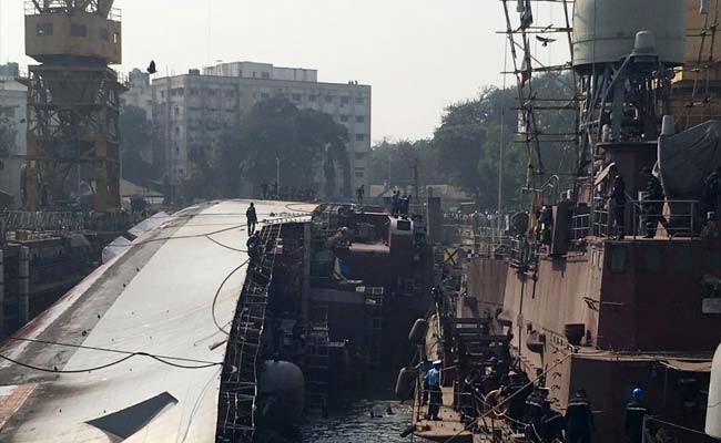 मुंबई के डॉकयार्ड पर फिसला INS बेतवा, क्रू के दो सदस्यों की मौत, 14 लोगों को बचाया गया