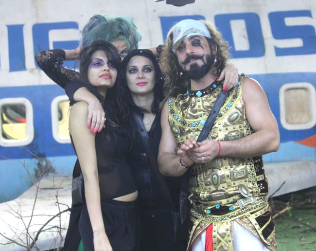 Bigg Boss 8 Contestants Perform Task To Release Their Luggage On Day 1 
