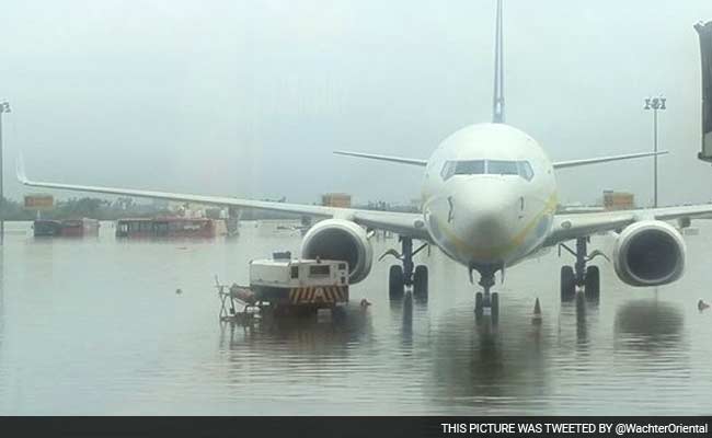 बारिश ने चेन्नई बेहाल, एयरपोर्ट जलमग्‍न, राहत-बचाव कार्य में जुटी सेना और NDRF की टीमें