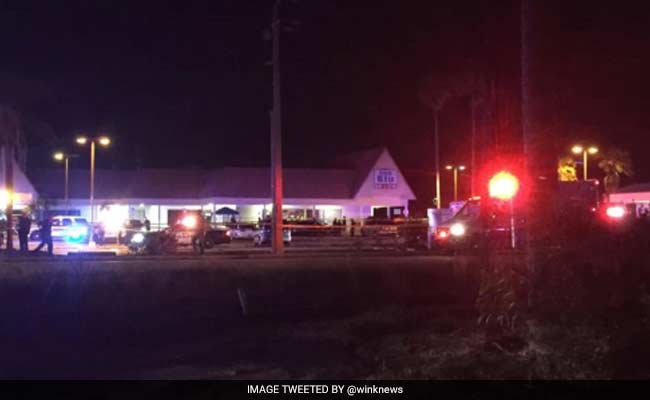अमेरिका के फ्लोरिडा के नाइटक्लब में फायरिंग, 2 की मौत, 17 घायल अमेरिका के फ्लोरिडा के नाइटक्लब में फायरिंग, 2 की मौत, 17 घायल