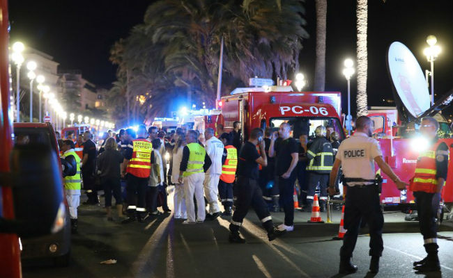 #NiceAttack : आंसुओं में डूबा फ्रांस, नेशनल-डे का जश्न मना रहे लोगों पर आतंकी हमला, 84 मरे