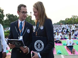 राजपथ पर बना योग का वर्ल्ड रिकॉर्ड, पीएम मोदी के साथ करीब 36,000 लोगों ने किया योग राजपथ पर बना योग का वर्ल्ड रिकॉर्ड, पीएम मोदी के साथ करीब 36,000 लोगों ने किया योग