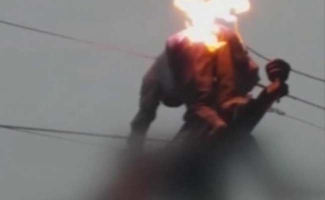 Man Dies While Repairing 11000 Volt Line, Colleague Electrocuted Too