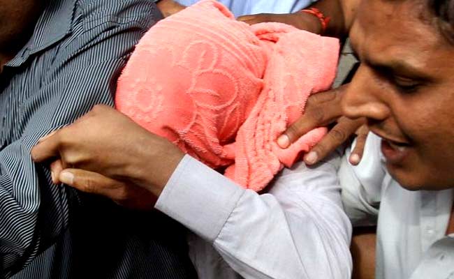 निर्भया रेप केस : नाबालिग दोषी की गांव वापसी पर बंटे हुए हैं उसके गांव के लोग निर्भया रेप केस : नाबालिग दोषी की गांव वापसी पर बंटे हुए हैं उसके गांव के लोग