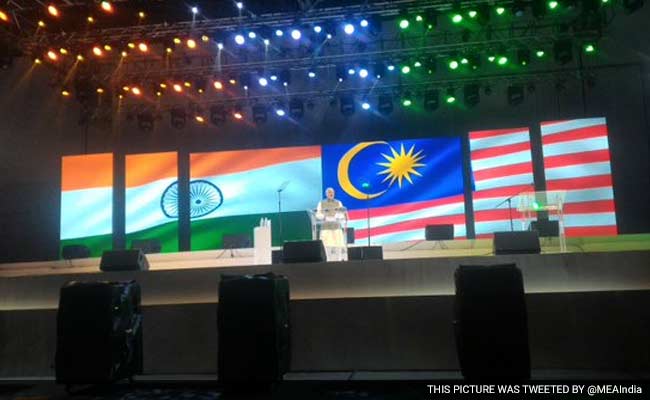 हमें आतंकवाद को धर्म से अलग करना होगा : मलेशिया में भारतीय समुदाय से बोले पीएम मोदी हमें आतंकवाद को धर्म से अलग करना होगा : मलेशिया में भारतीय समुदाय से बोले पीएम मोदी