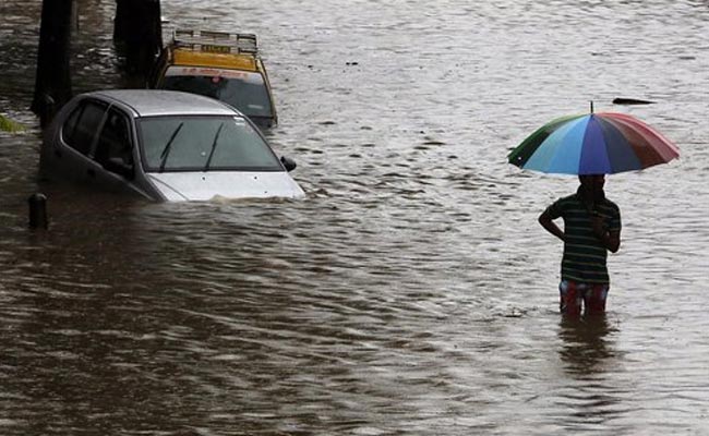 मुंबई में भारी बारिश में गई दो की जान, लोगों को घर के अंदर ही रहने की सलाह