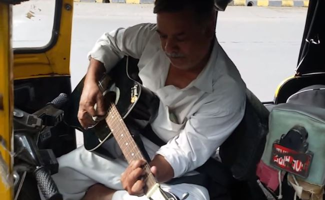 Mumbai <i>Autowallah</i> Borrows Passenger's Guitar, Strums <i>Sholay</i> Score