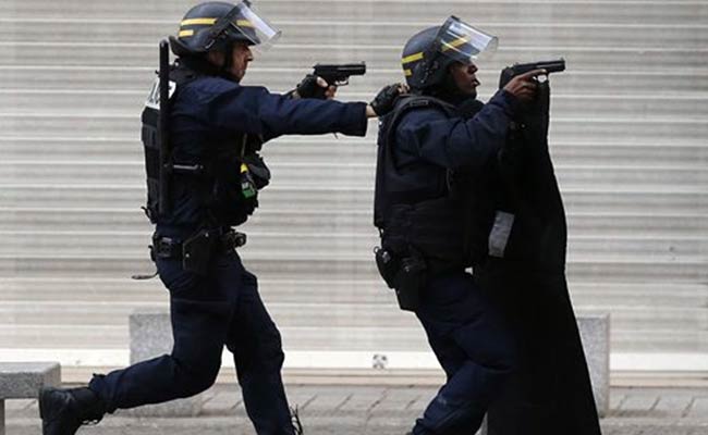 2 Terrorists Killed, 7 Arrested as Raid Targeting Paris Attack Mastermind Ends