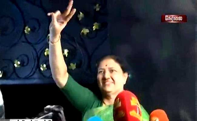 देर रात शशिकला ने पन्नीरसेल्वम को AIADMK के कोषाध्यक्ष पद से हटाया, कहा - पार्टी एकजुट