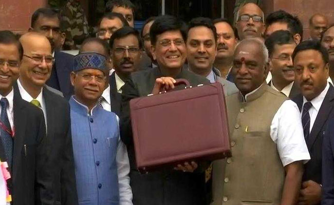 Budget 2019 Highlights: मोदी सरकार के अंतरिम बजट में बड़ा ऐलान: अब 5 लाख तक की आय वालों को कोई टैक्स नहीं देना होगा