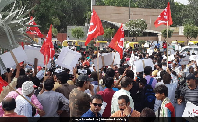 'आप' के मार्च को मिला विपक्ष का साथ, बीजेपी के 'शत्रु' ने भी दी नौकरशाहों को नसीहत