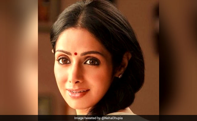 एक्ट्रेस श्रीदेवी का दुबई में दिल का दौरा पड़ने से निधन, सभी हैरान एक्ट्रेस श्रीदेवी का दुबई में दिल का दौरा पड़ने से निधन, सभी हैरान