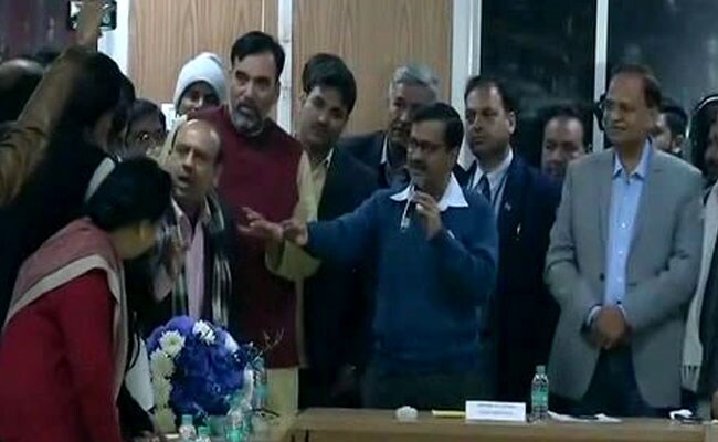 सीलिंग के मुद्दे पर बीजेपी नेताओं का सीएम केजरीवाल के घर के बाहर धरना, विजेंद्र गुप्ता ने दर्ज कराई मारपीट की शिकायत