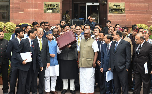 मिशन 2019 का बजट: पीयूष गोयल के बजट में मिडिल क्लास, किसान और मजदूर, हर वर्ग पर मोदी सरकार की नजर, 12 बातें